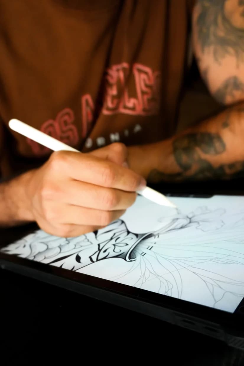 Daniel a desenhar no tablet.