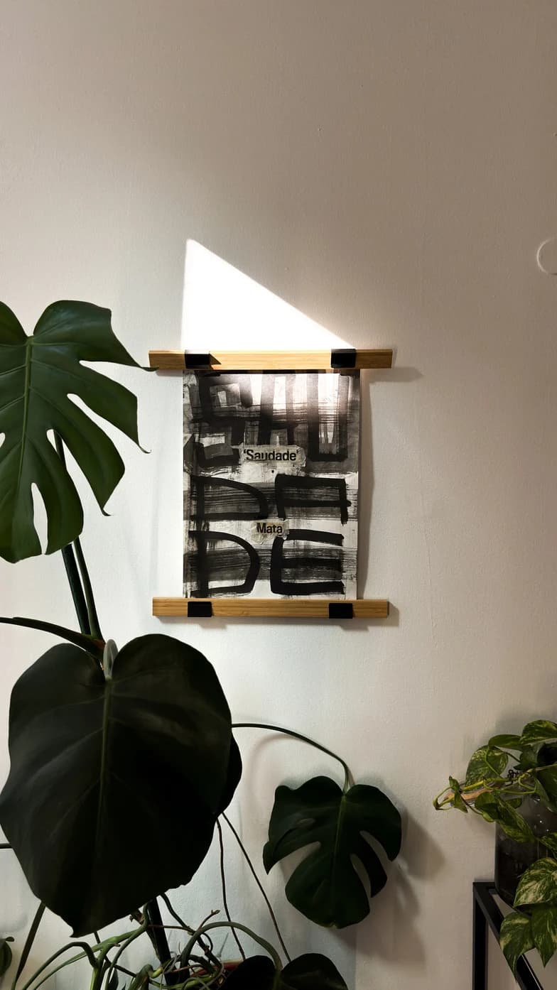 Plantas e uma peça gráfica na parede do AURUM.