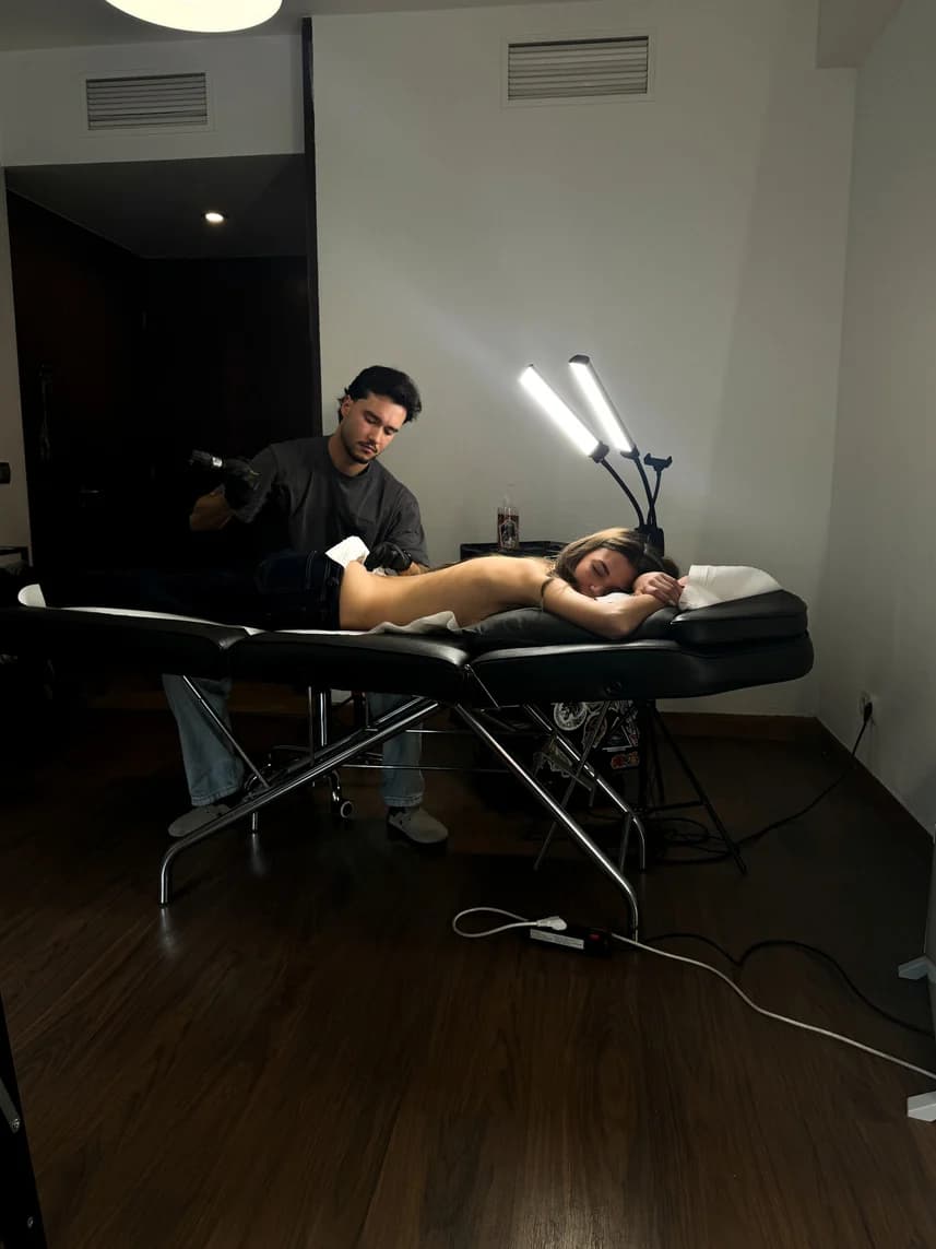 Daniel a tatuar um cliente na sala do AURUM.