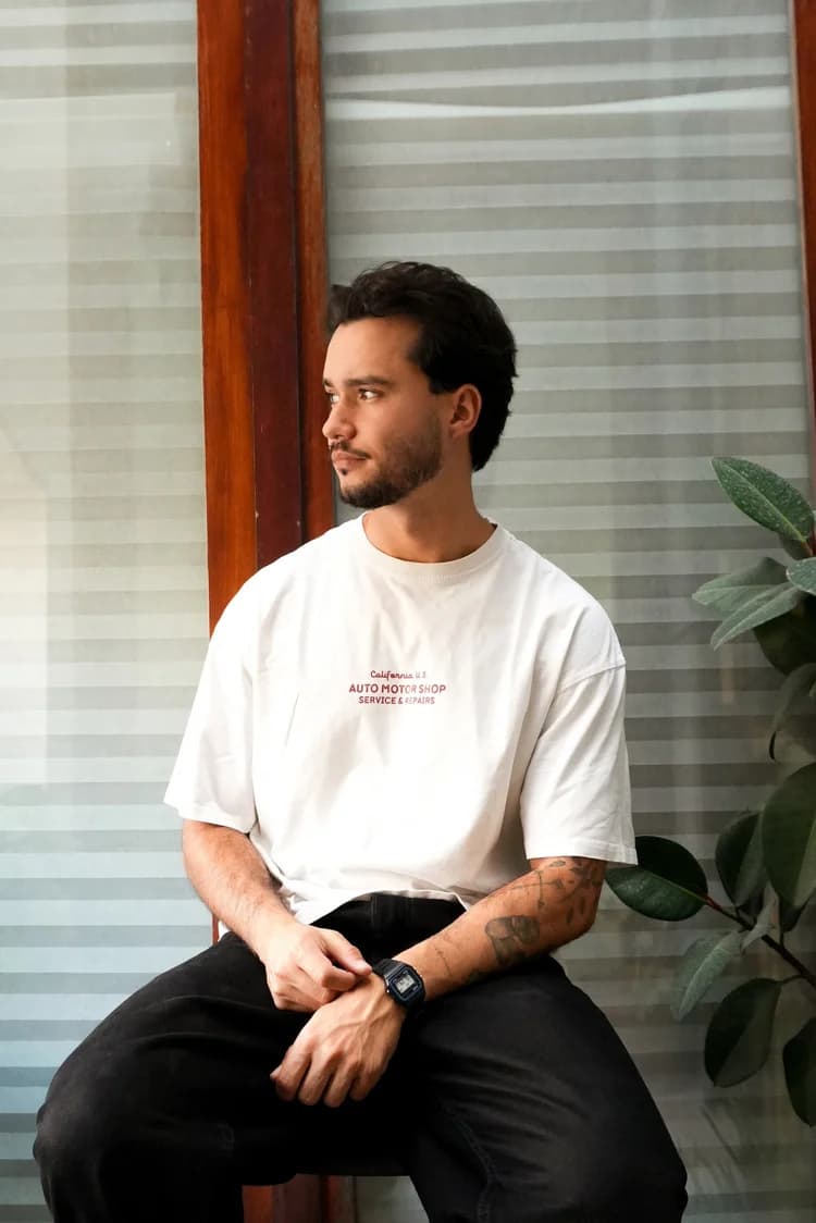 Daniel sentado junto à janela do estúdio.