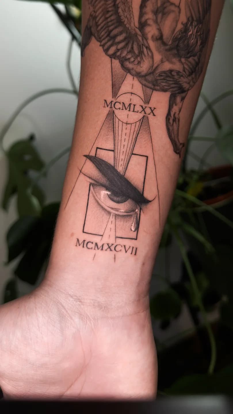 Tatuagem Memento Mori com figuras e elementos geométricos no antebraço.