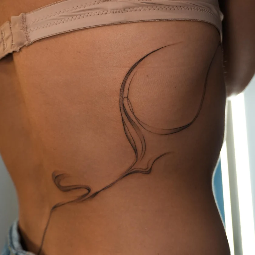 Linha abstrata na lateral do corpo
